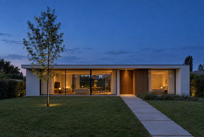 Casa minimalista de country al atardecer con la iluminacion encendida