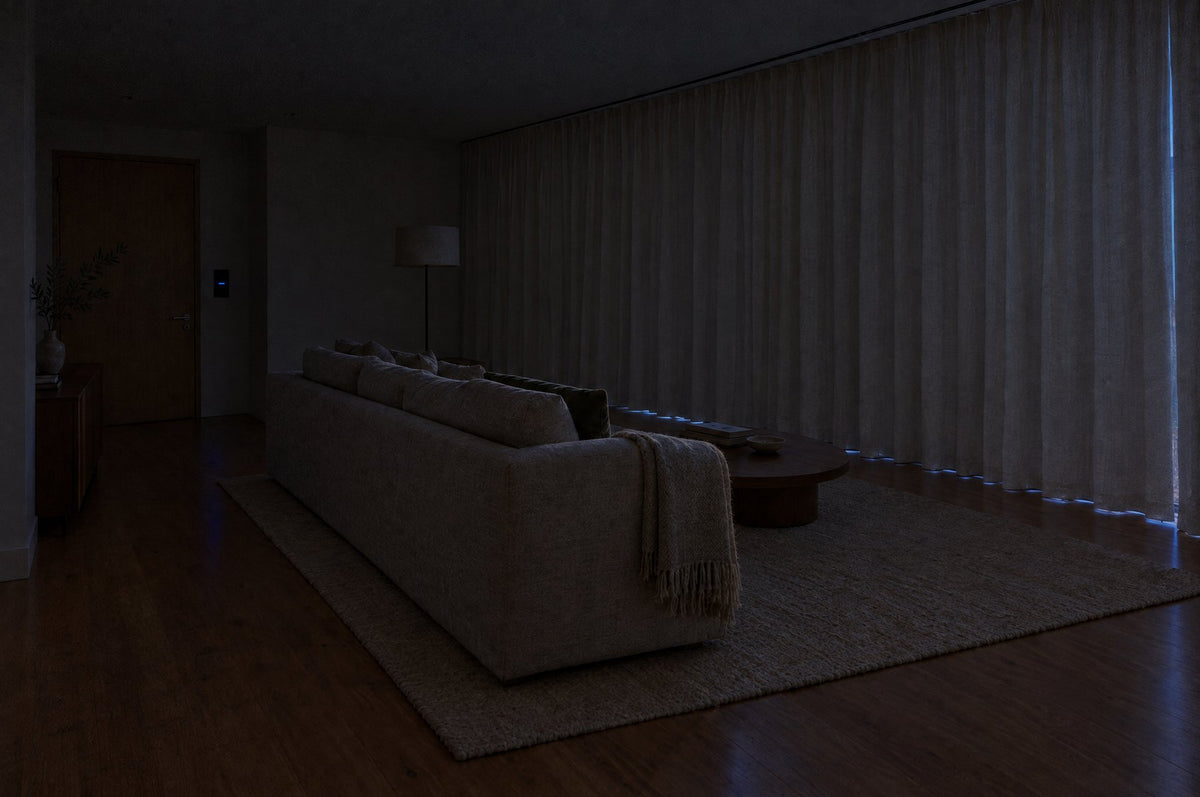 El mismo living de noche con las cortinas cerradas y las luces apagadas